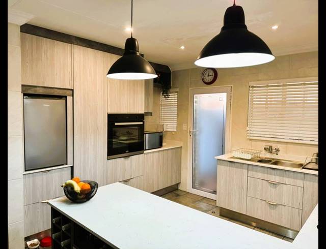 3 BEDROOM TOWNHOUSE FOR SALE IN DIE HOEWES